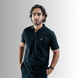 Polo Viajero Negra Logo Dorado