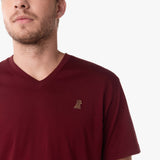 Camiseta Cuello en V Vinotinto Logo Marrón para Hombre