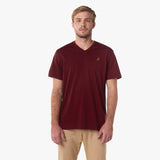 Camiseta Cuello en V Vinotinto Logo Marrón para Hombre