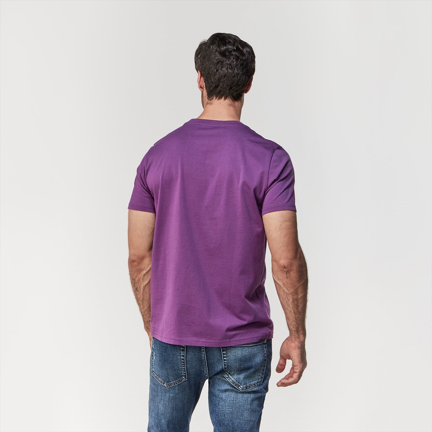 Camiseta Morada Manga Corta Cuello Redondo Logo Blanco